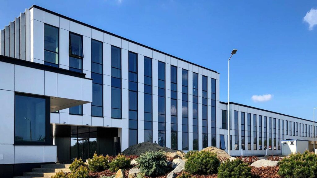 réalisation akpo olkusz bureaux façade ventilée façade vitrée menuiserie aluminium avec profiles aliplast et aluprof