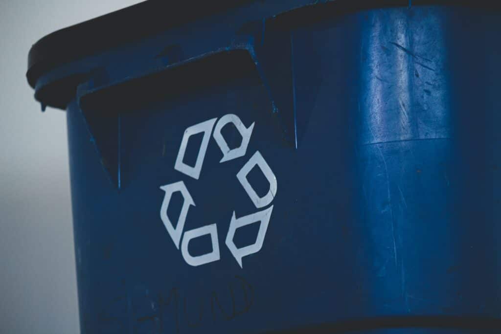 Symbole du recyclage sur un contenant en plastique bleu
