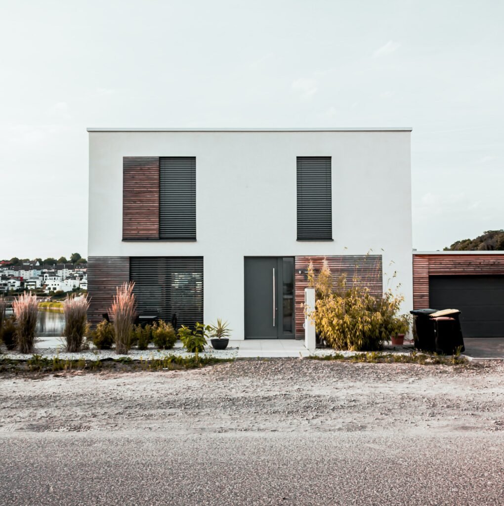 Maison moderne équipée de volets roulants